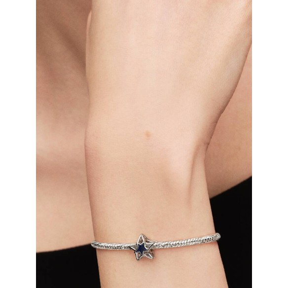 Openwork star platinum-plated charm with blue enamel